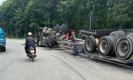 Vào cua mất lái, xe container 'lấm lưng trắng bụng' trên đường