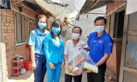 Tuổi trẻ đất Thủ đến gõ cửa từng nhà, phát quà cho người khó khăn