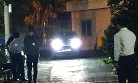 Người đàn ông chạy xe ô tô vào nhà bất cẩn tông trúng con gái 2 tuổi