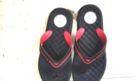 10 thiếu niên đánh gục một người đi đường rồi cướp đôi dép