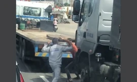 Rợn người xem cảnh kẻ cầm dao, người câm côn đánh nhau sau va chạm xe