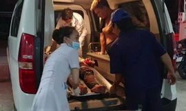 Nạn nhân được đưa đi cấp cứu