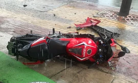 Nam sinh viên đi xe phân khối lớn nguy kịch sau khi húc vào đầu xe tải