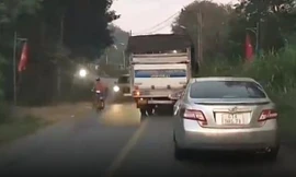 Clip xe tải vượt trên đường cấm suýt gây họa ở Bình Dương