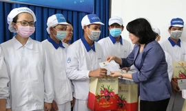 Phó Chủ tịch nước Đặng Ngọc Thịnh tặng quà cho công nhân ở Bình Dương