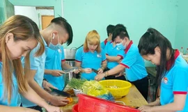 Thanh niên Bình Dương ‘thức khuya, dậy sớm’ lo cơm cho người nghèo