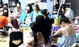 Kiểm tra quán karaoke, phát hiện nhiều giấy vay nợ giữa nữ nhân viên và chủ quán