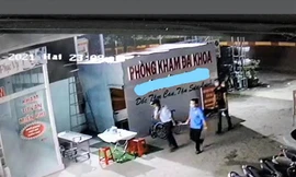 Một người chết bất thường, công an bàn giao thi thể cho người lạ?