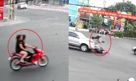 CLIP: Đôi nam nữ đi xe máy nẹt pô, vượt đèn đỏ bị ô tô húc văng