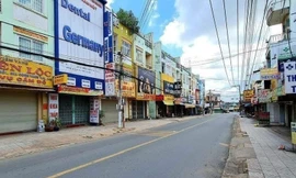 Phố phường Bình Dương vắng tanh trong ngày đầu giãn cách xã hội