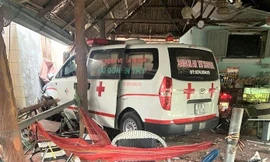 Xe cứu thương lao vào quán cà phê sau va chạm với xe máy