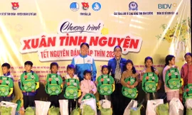 Thanh niên Bình Dương mang Xuân về vùng sâu 
