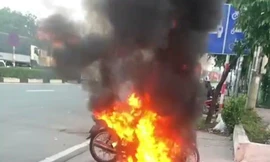 Bị kiểm tra vì ra đường trong thời gian giãn cách: Người đàn ông châm lửa đốt xe 