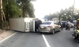 Xe tải lật nhào giữa đường ở Bình Dương, nhiều người thoát nạn