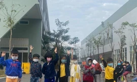 Hơn 100 trẻ em rời khu cách ly ở Bình Dương về nhà ngày mùng 3 Tết