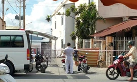 Kinh hoàng phát hiện thi thể treo lơ lửng bên hàng rào công ty