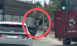 [CLIP] Xe tải to chèn xe tải nhỏ, người trên cabin cầm rựa nhảy xuống đe dọa