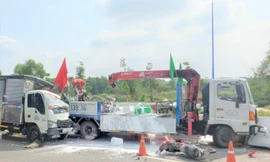 Xe tải chở hàng lao vào xe sơn đường làm 5 người thương vong