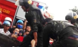 Lực lượng chức năng khống chế, đưa đối tượng về trụ sở công an