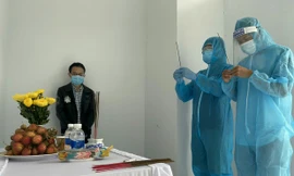 Lập bàn thờ trong khu cách ly ở Bàu Bàng, Bình Dương (Ảnh: BS Minh Chín)