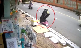 [CLIP] Người phụ nữ và xe máy lộn nhào, cắm đầu giữa đường