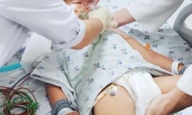 Bắt nữ tiếp viên karaoke đánh con trai 1 tuổi đến tử vong