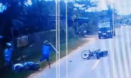 Clip: Sau va chạm giao thông, dùng gậy ‘phang’ nhau giữa đường