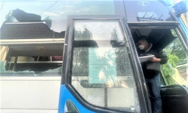 Nhóm thanh niên vác dao phá xe khách vì đón trễ