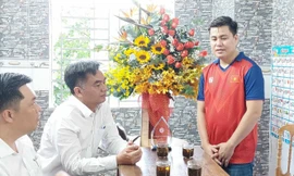 Nhà vô địch cờ tướng thế giới kể chuyện đăng quang với lãnh đạo tỉnh Bình Dương