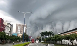 Giải mã hiện tượng khối mây xoắn khổng lồ như sóng thần ở Bình Dương