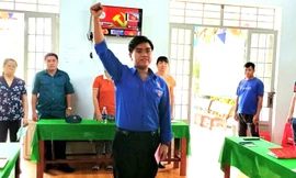 Phó trưởng khu phố 20 tuổi viết đơn xin nhập ngũ