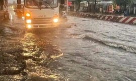 Mưa lớn ở Bình Dương, nhiều đường hóa sông
