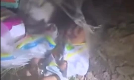 Phát hiện bé gái sơ sinh trong túi nilon đặt bên đường ở Bình Dương 