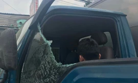 Chiếc xe tải bị ném đá vỡ kính. Ảnh: Thanh Hải