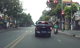 CLIP: Ô tô biển xanh vượt đèn đỏ ở Bình Dương