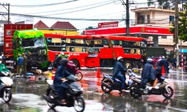 Cabin xe đầu kéo và xe khách biến dạng sau va chạm ở Bình Dương