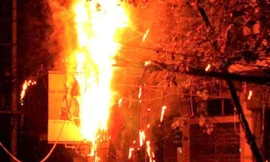 Clip cột điện phát nổ, tia lửa bắn như pháo hoa ở Bình Dương