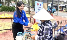 Tuổi trẻ đất Thủ lo bữa sáng miễn phí, xe bánh mì 0 đồng cho công nhân khó khăn 