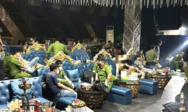 Công an đột kích quán karaoke ở Bình Dương, phát hiện hơn 60 người dương tính với ma túy