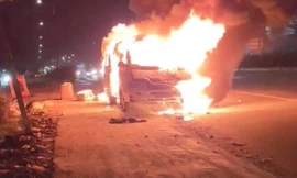 Xe ô tô bốc cháy ngùn ngụt khi đang lưu thông 