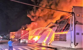 Nhà xưởng rộng 2.200m2 ở Bình Dương bốc cháy rừng rực trong đêm