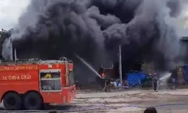 Công ty thiết bị xây dựng ở Bình Dương chìm trong biển lửa