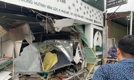 Xe tải mất lái tông sập cơ sở thẩm mỹ ở Bình Dương, tài xế mắc kẹt