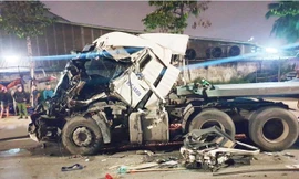 Đầu container biến dạng, tài xế kẹt cứng trong cabin sau vụ va chạm