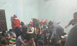 Triệt phá tụ điểm đánh bạc có nhiều 'quý bà', thu giữ 2 ô tô