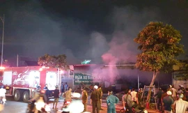 Garage ở Bình Dương phát hỏa trong đêm, thiêu cháy ô tô 4 chỗ