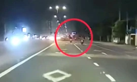 [CLIP] Thanh niên phóng xe máy bạt mạng vào làn ô tô, gây tai nạn chết người