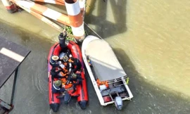 Cứu người tự tử, 2 thanh niên cùng bị mắc kẹt dưới sông