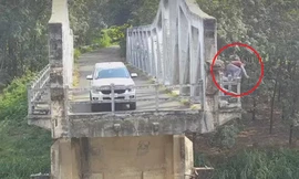 Người đàn ông đi ô tô tới cầu rồi nhảy xuống sông