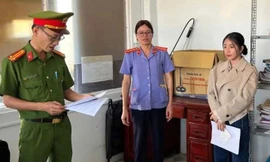 Nữ nhân viên ngân hàng lừa đảo bị bắt khi đang phê ma túy 
